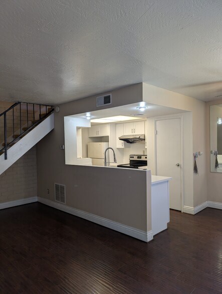 Building Photo - 3037 Knollwood Ave