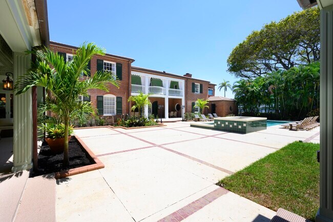 Building Photo - 1125 N Flagler Dr