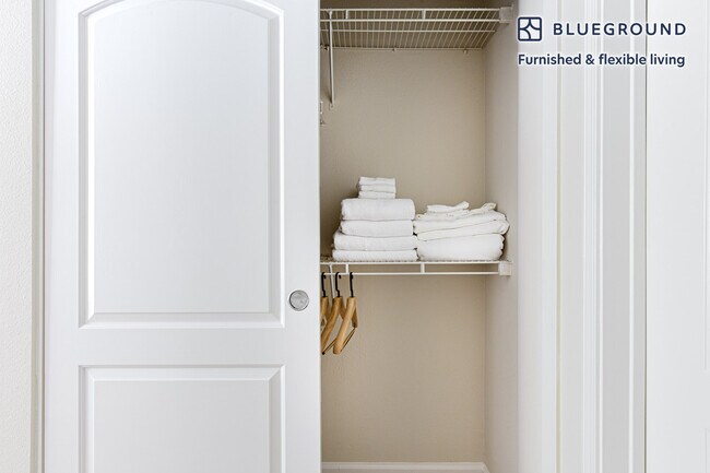 Building Photo - 295 E Evelyn Ave