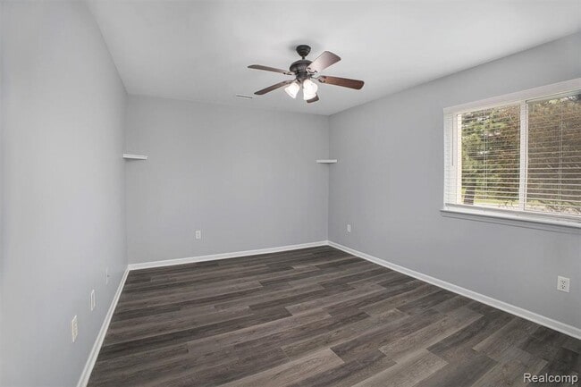 Building Photo - 15054 Riverside Dr