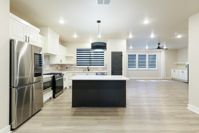 Building Photo - 5825 Grinnell St