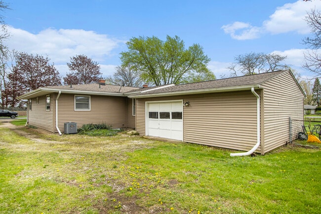 Building Photo - 11720 Portage Rd