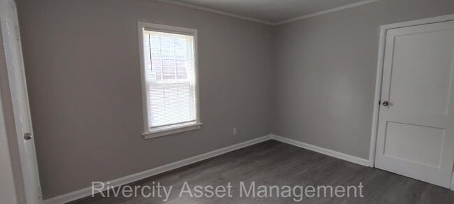 Building Photo - 2386 Larose Ave
