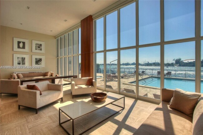Building Photo - 1000 Venetian Way