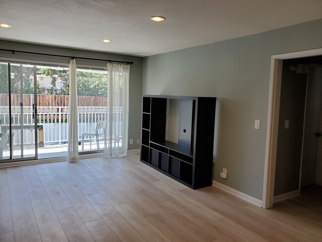 Building Photo - ENCHANTING 1 Bd/1 Ba Ground Floor Unit w/O...