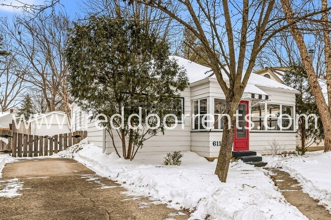 Building Photo - 6115 Indianola Ave