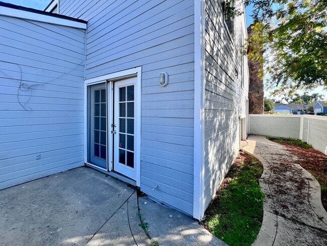 Building Photo - $2,295 Villa & Barstow, 3 Bedroom Condo - ...