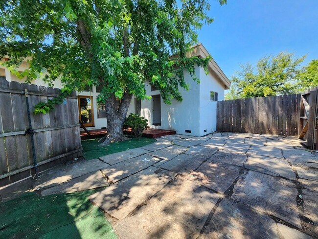 Building Photo - 1449 Ditty Ave