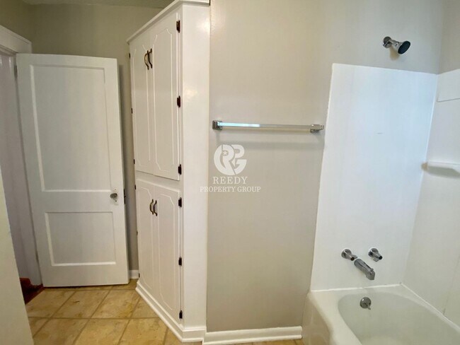 Building Photo - Spacious 3 bedroom  and 1 bath home with FENCED IN BACKYARD located minutes from downtown Spartan...