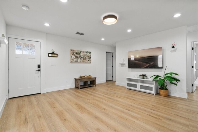 Building Photo - 8516 Contour Dr