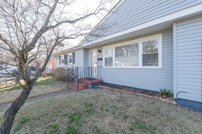 Building Photo - MOVE IN READY 4-bedroom Ranch home nestled in the Heart of Norfolk!