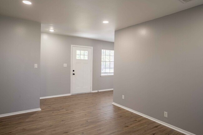 Building Photo - 3 Bedroom Broken Arrow Home, Available for an immediate move in!