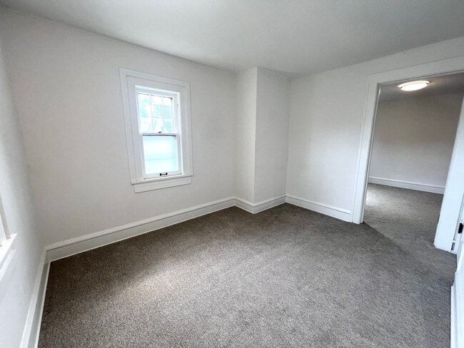 Building Photo - 3 Bedroom, 1 Bathroom Single-Family Home!