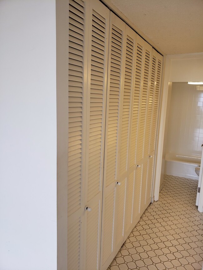 Building Photo - 500 Ala Wai Plaza 3 bedroom 2.5 Bath