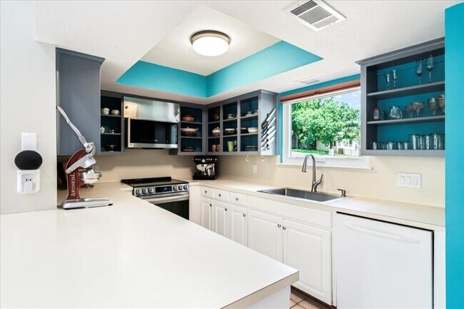 Building Photo - 7001 Danwood Dr