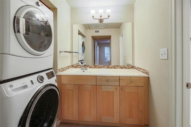 Building Photo - 7685 Northcross Dr