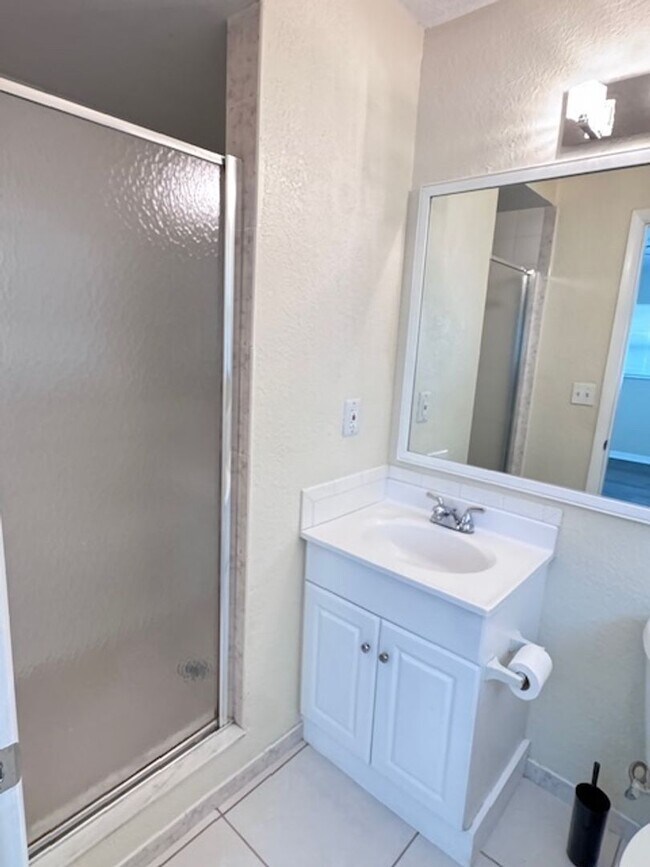 Building Photo - Charming 3/2 with Modern Updates