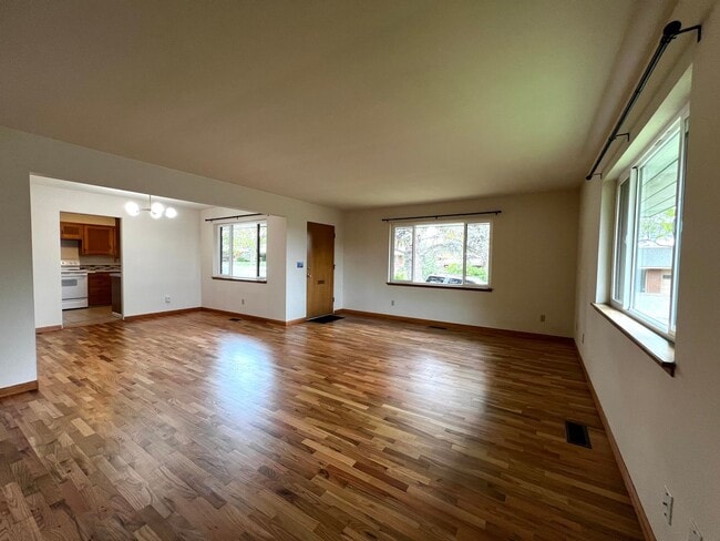 Building Photo - 608-610 Estee Court - Yakima