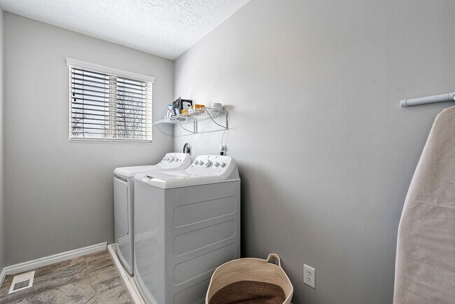 Building Photo - 1162 Cave Hollow Ln