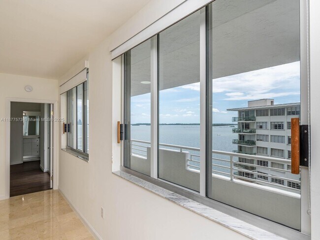 Building Photo - 1402 Brickell Bay Dr
