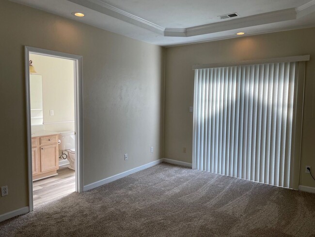 Building Photo - Spacious 4-Bedroom End-Unit Condo in Virgi...