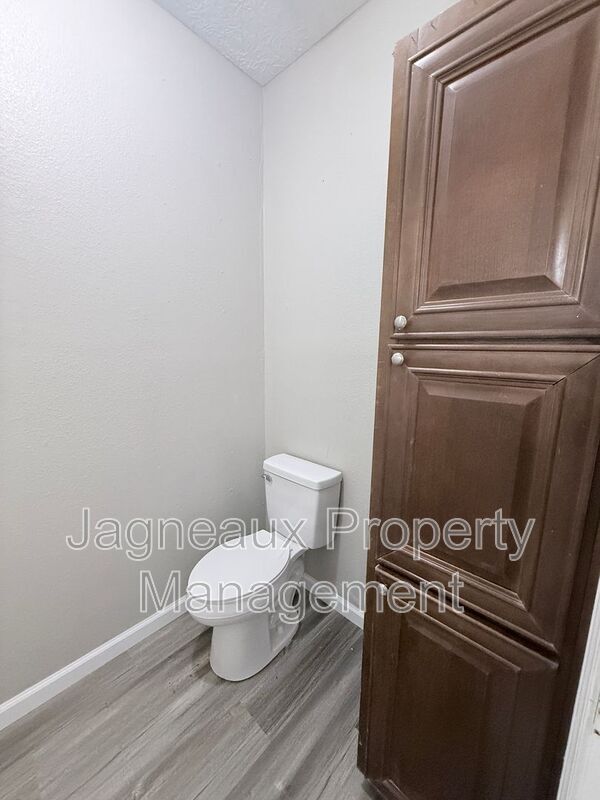 Building Photo - 816 Shady Ln