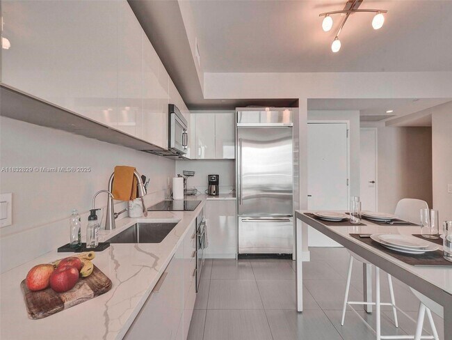 Building Photo - 1300 Brickell Bay Dr