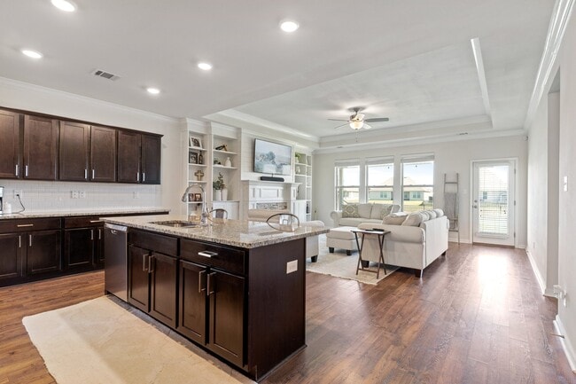 Living room/kitchen - 388 Lakeshore Vlg E