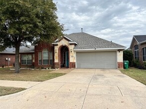Building Photo - 3917 Miramar Dr