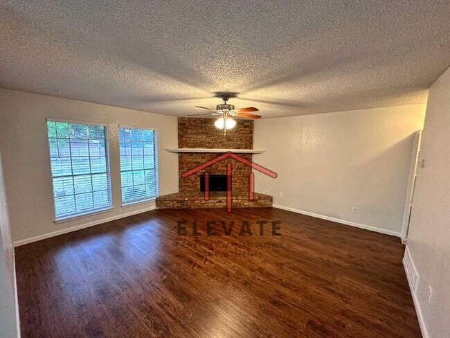 Building Photo - "Charming 3-Bedroom Townhouse Oasis with 2...