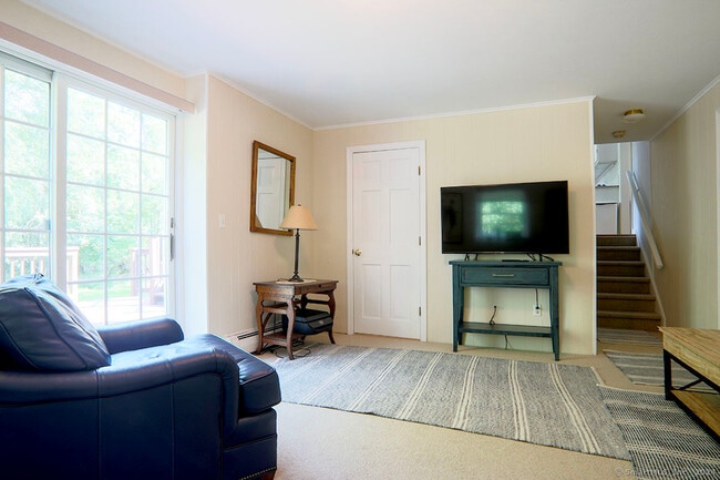 Building Photo - 11 Beechwood Ln