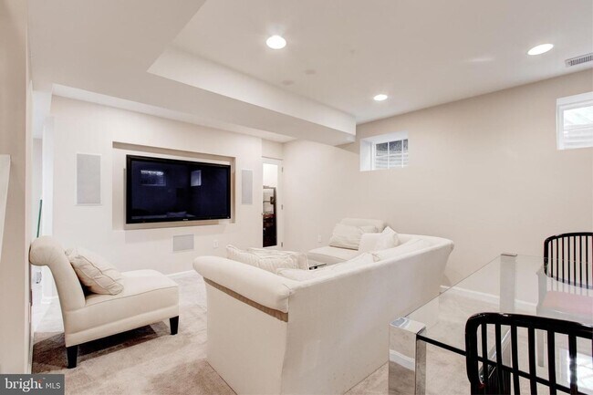 Building Photo - Palisades Gem Ready for Immediate Move-in!!