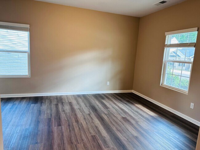 Building Photo - 912 Joselynn Drive