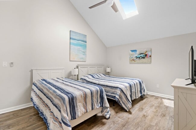 Building Photo - Fully Furnished - Seasonal or Long Term Op...