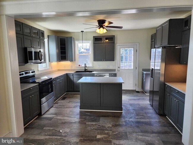 Building Photo - 522 S Broadway