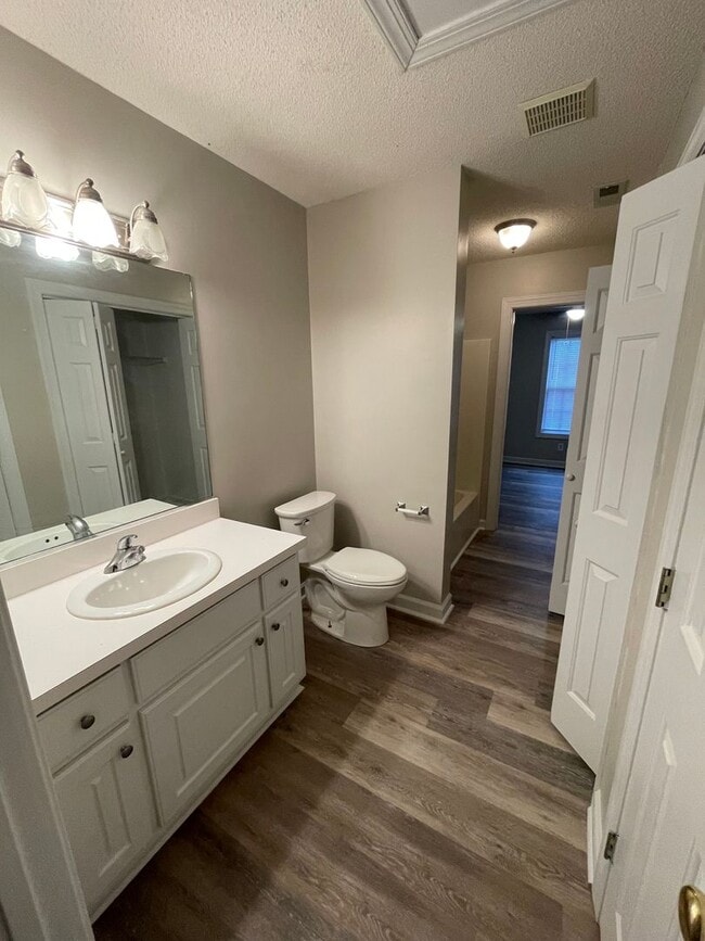 Building Photo - 2416 Winding Creek Dr SW