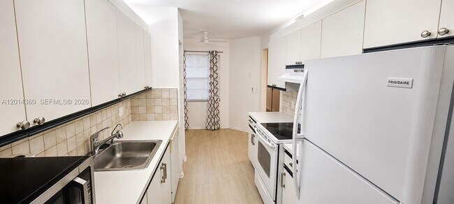 Building Photo - 1300 SW 130th Ave
