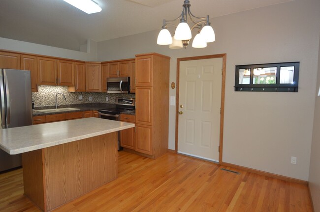 Building Photo - 2 Bed 2 Bath Townhome for Rent in East Gra...