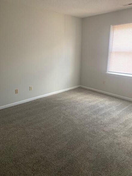 Building Photo - 8 Thackery Rd