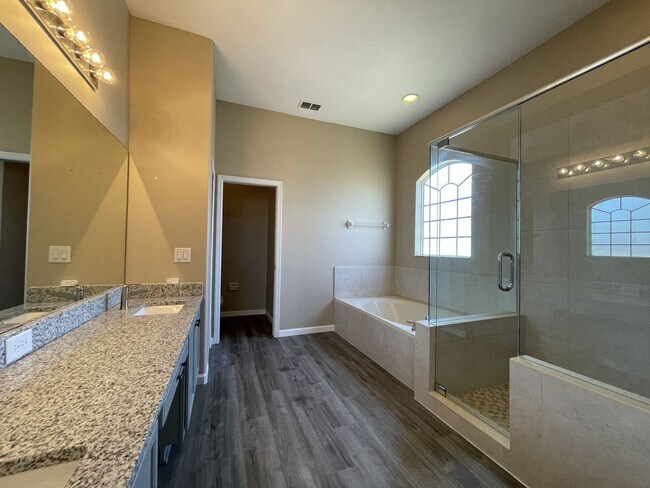 Building Photo - Amazing Large 4/2 Pool Home in Orlando
