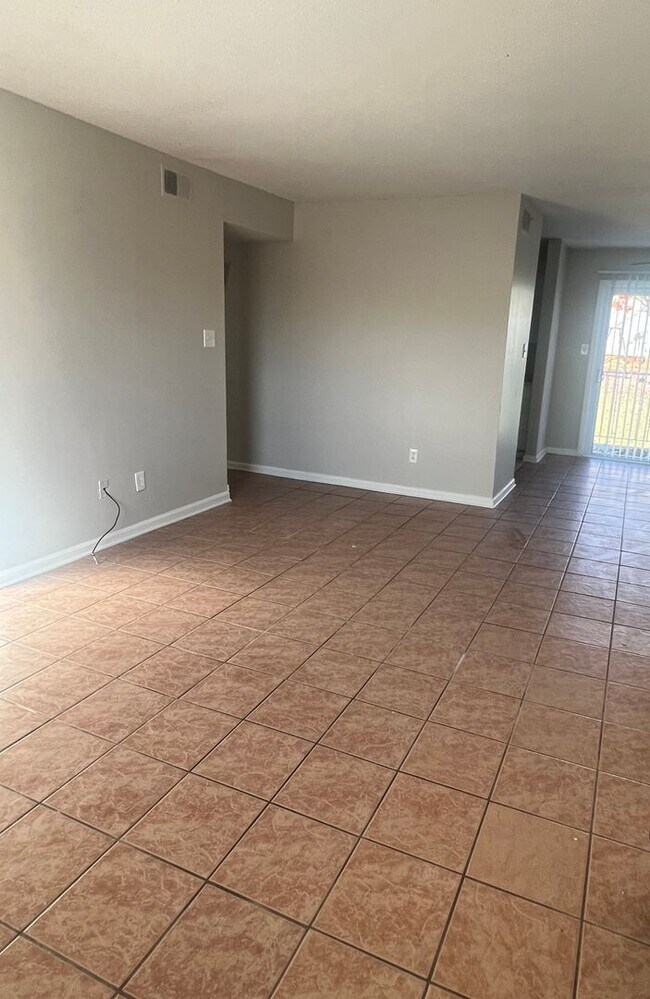 Building Photo - Spacious 2 Bedroom 1 Bath Second Floor Unit