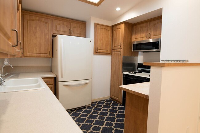Building Photo - 3 Bedroom 2 Bathroom Home in Mission Canyon