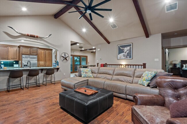 Building Photo - 785 Lake Forest