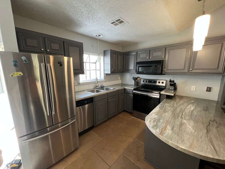 Building Photo - 110 Willow Branch Dr