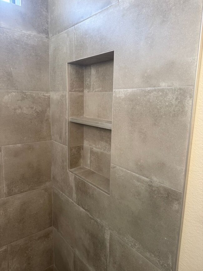 Building Photo - Upgraded Townhome For Rent in Central Live Oak Location