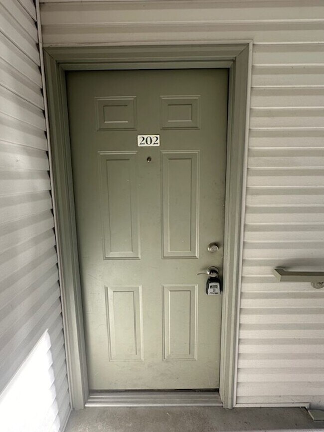 Building Photo - Newly renovated in 2024 2 bedroom 2 bathroom apartment available soon.