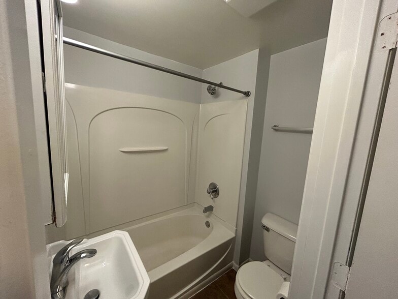 Bathroom view 1 - 203 Annapolis St W