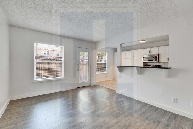 Building Photo - 907 E Oltorf St