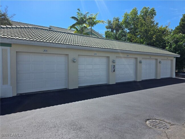 Building Photo - 4940 Cougar Ct S