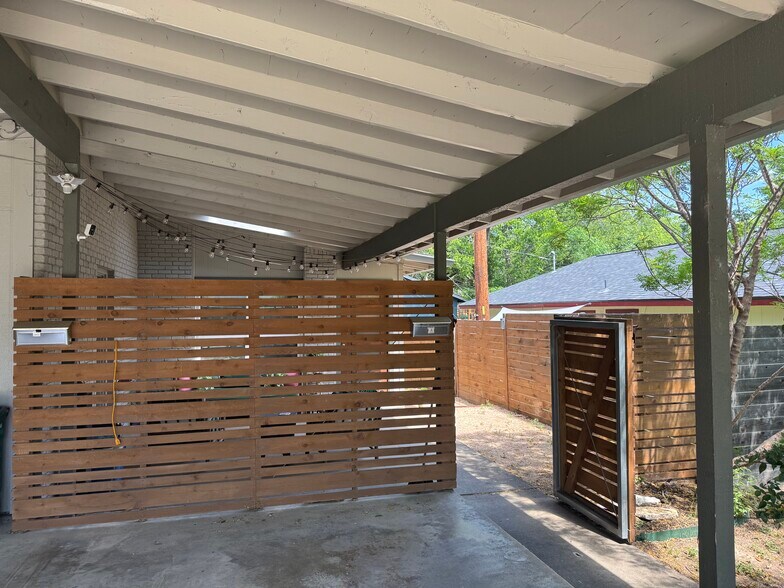 Building Photo - 3312 S Oak Dr